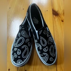 VANS CLASSIC SLIP-ON PEACE
PAISLEY SNEAKERS. Black /White Mens10.5